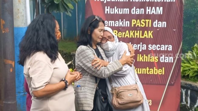 Setia Tunggu Idolanya Sejak Pagi di Lapas Salemba, Emak-emak Nangis Sesegukan Gagal Bertemu Richard Eliezer