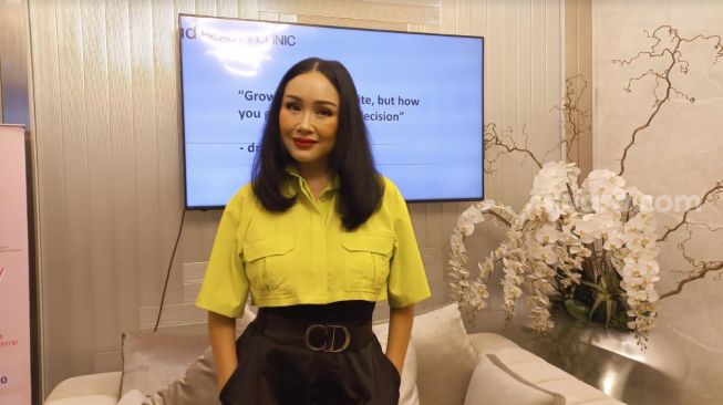 Titi DJ pede tampil tanpa makeup setelah operasi plastik. (Dini/Suara.com)