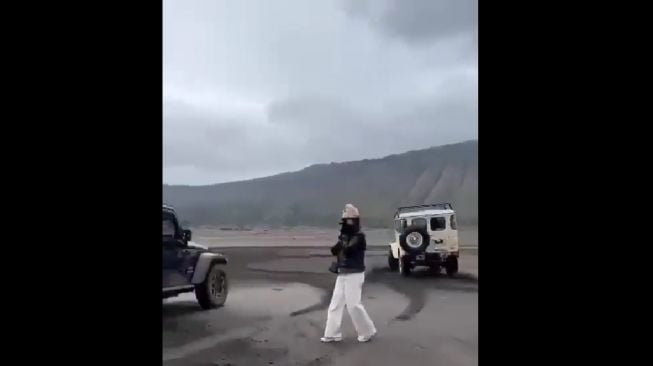 Sebuah video memperlihatkan mobil Rubicon Mario Dandy bisa masuk kawasan Gunung Bromo. (Twitter)