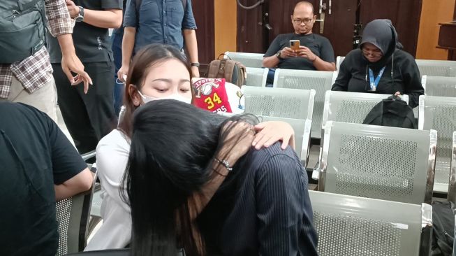 Tangis Anak Hendra Kurniawan Pecah di Ruang Sidang Usai Hakim Vonis 3 Tahun Penjara Ayahnya