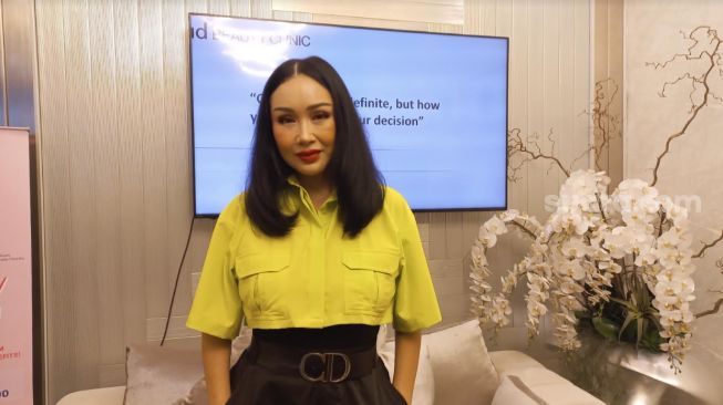 Titi DJ pede tampil tanpa makeup setelah operasi plastik. (Dini/Suara.com)