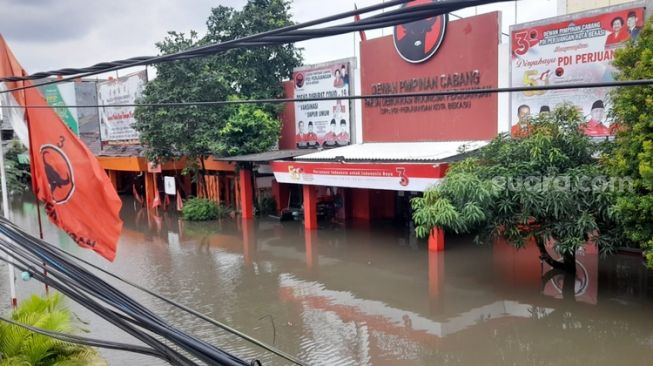 Kondisi kantor DPC PDI P Kota di Jalan Chairil Anwar, Bekasi Timur yang terendam banjir, Senin (27/2/2023). (Suara.com/Danan Arya)