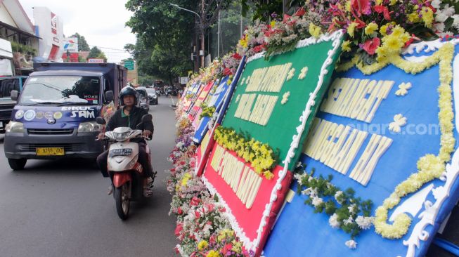 Karangan bunga berjejer di depan Pengadilan saat vonis terdakwa Hendra Kurniawan dan Agus Nurpatria di Pengadilan Negeri Jakarta Selatan, Senin (27/2/2023). [Suara.com/Alfian Winanto]