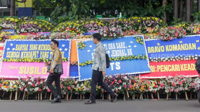 Karangan bunga berjejer di depan Pengadilan saat vonis terdakwa Hendra Kurniawan dan Agus Nurpatria di Pengadilan Negeri Jakarta Selatan, Senin (27/2/2023). [Suara.com/Alfian Winanto]