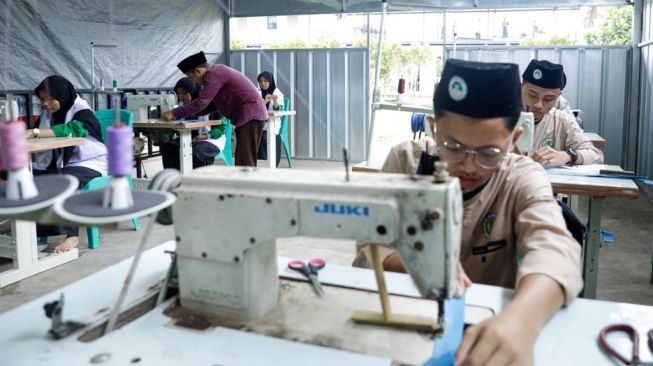 Cetak Generasi Unggul dan Berkualitas, SDG Banten Ajak Santri Kembangkan Skill Menjahit