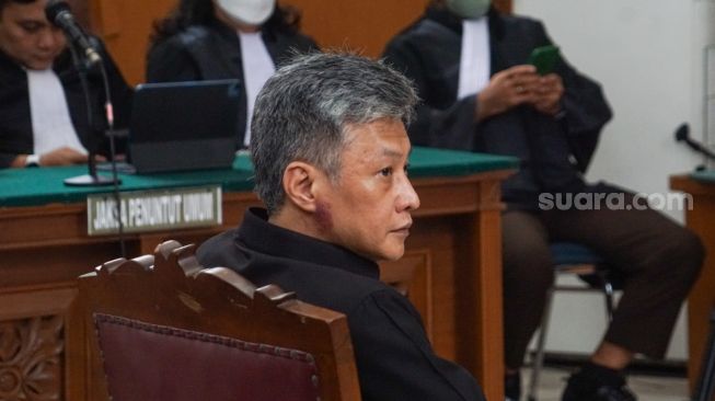 Terdakwa Hendra Kurniawan menjalani sidang putusan atau vonis soal perintangan penyidikan atas kematian Brigadir Nofriansyah Yosua Hutabarat di Pengadilan Negeri Jakarta Selatan, Senin (27/2/2023). [Suara.com/Alfian Winanto]
