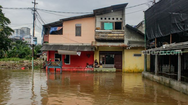 18 RT di Jaktim Terendam Banjir karena Luapan Kali Ciliwung, Ketinggian Air Ada yang Mencapai 80 Cm