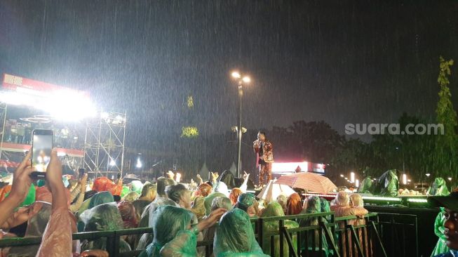 Penampilan Nassar di Life Fest 2023 yang digelar di Parkir Timur Senayan, Gelora Bung Karno, Minggu (26/2/2023). [Suara.com/Ummi Hadyah Saleh]