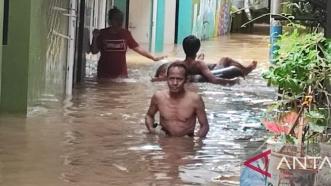 Tolong! Ratusan Korban Banjir Kebon Pala Jaktim Belum Dapat Bantuan Makanan