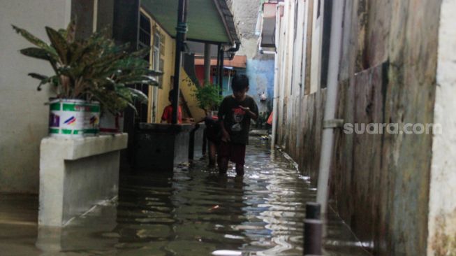 Hujan Deras Guyur Jakarta Hari Ini, 20 RT Terendam Banjir Hingga 33 Orang Mengungsi