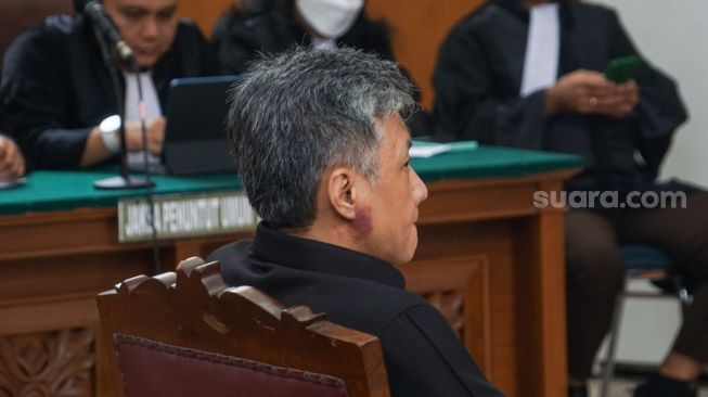 Terdakwa Hendra Kurniawan menjalani sidang putusan atau vonis soal perintangan penyidikan atas kematian Brigadir Nofriansyah Yosua Hutabarat di Pengadilan Negeri Jakarta Selatan, Senin (27/2/2023). [Suara.com/Alfian Winanto]
