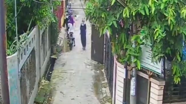 Kasus Mayat Dicor di Bekasi: Beredar CCTV Diduga Korban Masuk Rumah di Hari Nahas