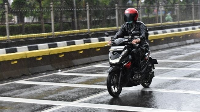 Berkendara di musim hujan pakai sepeda motor Honda. Sebagai ilustrasi [PT Wahana Makmur Sejati].