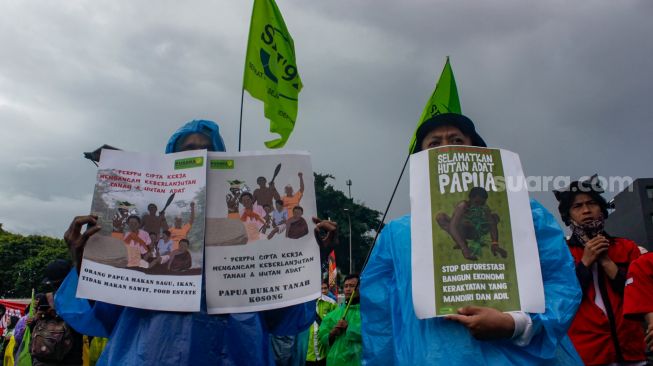 Massa dari sejumlah elemen Buruh, Mahasiswa dan Pekerja saat menggelar aksi demo menolak Perppu Cipta Kerja di depan gedung DPR/MPR RI, Senayan, Jakarta Pusat, Selasa (28/2/2023). [Suara.com/Alfian Winanto]