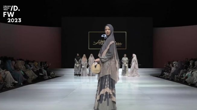 Althafunnisa Syari By Karina meluncurkan koleksi busana lebaran terinspirasi dari bunga Asoka di Indonesia Fashion Week 2023. (Dok. IFW 2023)