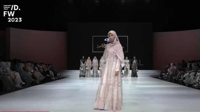 Althafunnisa Syari By Karina meluncurkan koleksi busana lebaran terinspirasi dari bunga Asoka di Indonesia Fashion Week 2023. (Dok. Pribadi)