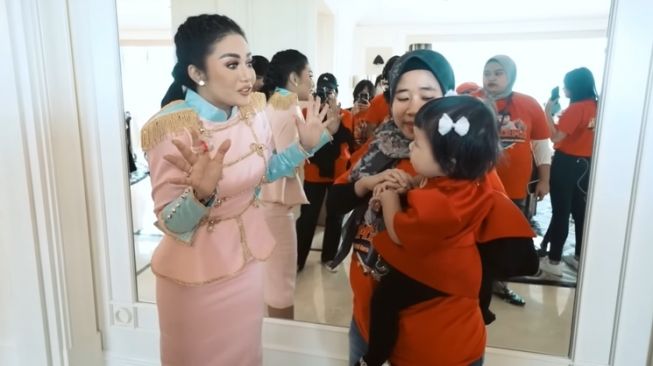 Gaya Artis dan Selebgram di Ultah Ameena (YouTube AH)