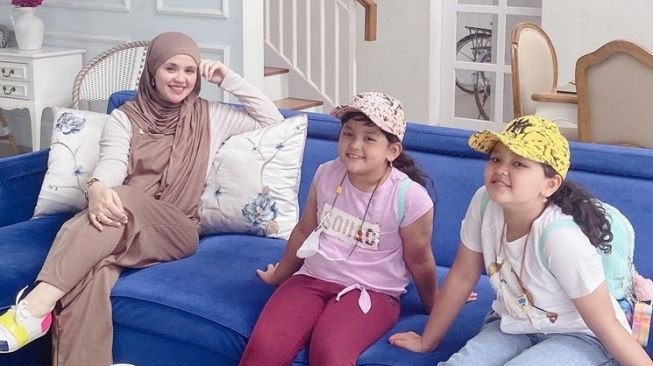 Potret Aldila Jelita Momong Anak (Instagram/@dhila_bekti)