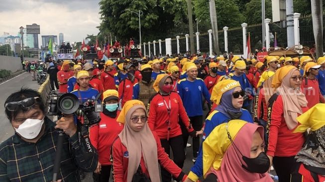 Ribuan Buruh Geruduk DPR Demo Tolak Perppu Ciptaker, Bawa Keranda Mayat hingga Tutup Jalan Gatot Subroto