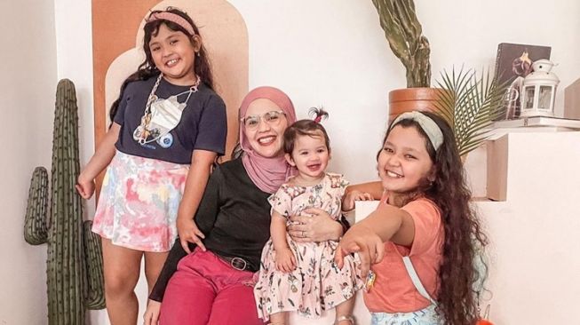 Potret Aldila Jelita Momong Anak (Instagram/@dhila_bekti)