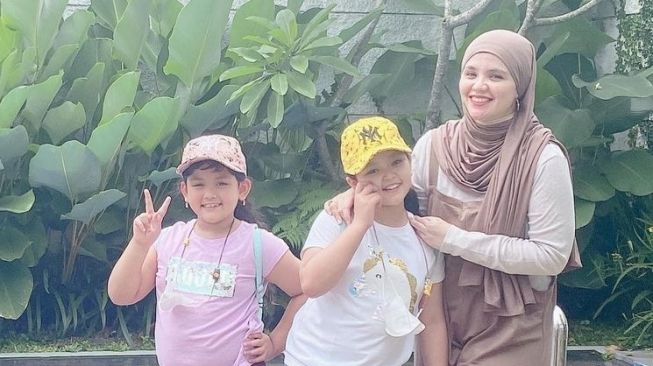 Potret Aldila Jelita Momong Anak (Instagram/@dhila_bekti)