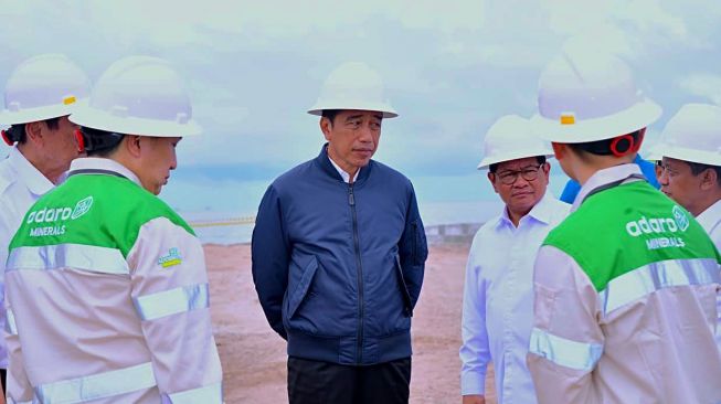 Presiden Joko Widodo atau Jokowi meninjau Kawasan Kalimantan Industrial Park Indonesia (KIPI) di Kabupaten Bulungan, Kalimantan Utara, Selasa (28/2/2023). (Rusman - Biro Pers Sekretariat Presiden)