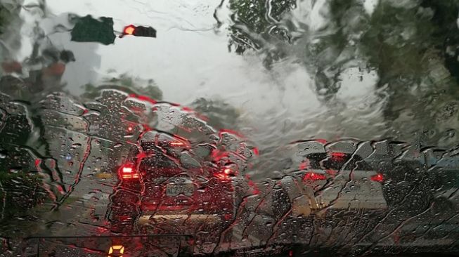 Agar Aman dan Nyaman Mengemudikan Mobil saat Musim Hujan, Jangan Lupa Periksa Karet Kendaraan
