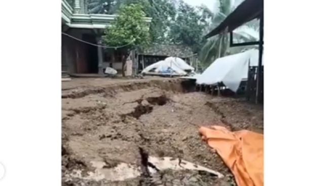 Seram! Video Rekahan Tanah yang Sebabkan Ratusan Warga Ponorogo Mengungsi