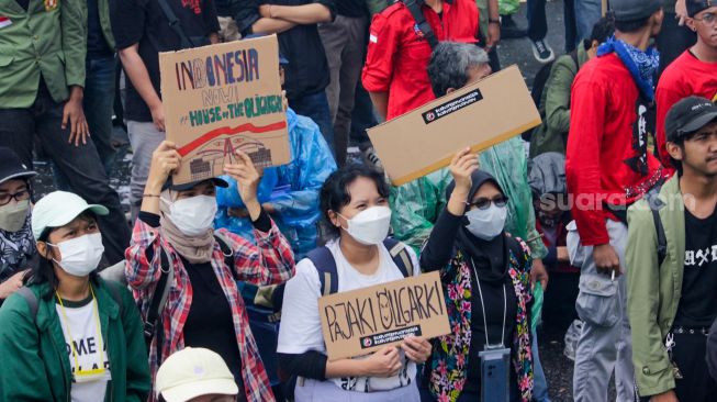 Massa dari sejumlah elemen Buruh, Mahasiswa dan Pekerja saat menggelar aksi demo menolak Perppu Cipta Kerja di depan gedung DPR/MPR RI, Senayan, Jakarta Pusat, Selasa (28/2/2023). [Suara.com/Alfian Winanto]