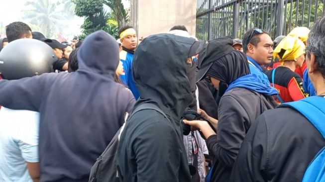 Aksi Anti UU Cipta Kerja, Massa Berpakaian Hitam Coba Terobos Gedung DPR