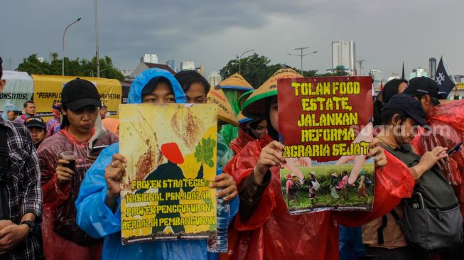 Massa dari sejumlah elemen Buruh, Mahasiswa dan Pekerja saat menggelar aksi demo menolak Perppu Cipta Kerja di depan gedung DPR/MPR RI, Senayan, Jakarta Pusat, Selasa (28/2/2023). [Suara.com/Alfian Winanto]