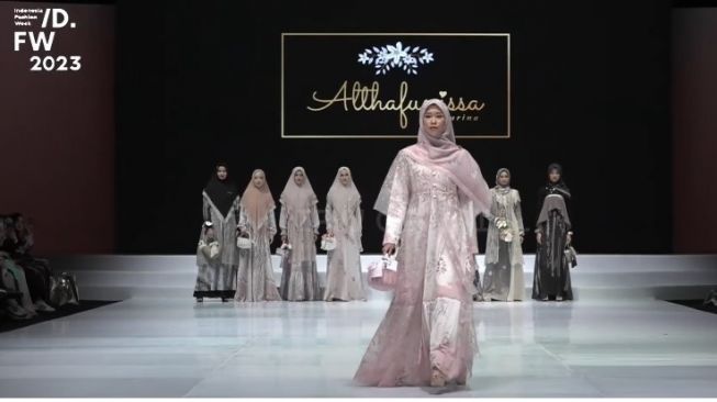 Althafunnisa Syari By Karina meluncurkan koleksi busana lebaran terinspirasi dari bunga Asoka di Indonesia Fashion Week 2023. (Dok. IFW 2023)