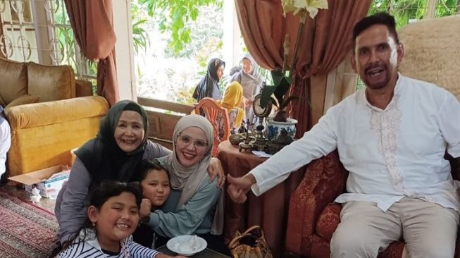 Potret Aldila Jelita Momong Anak (Instagram/@dhila_bekti)