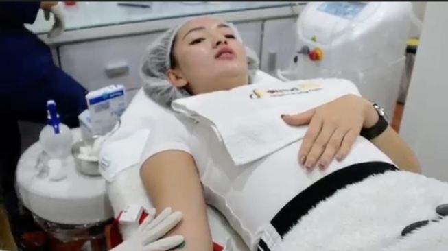 Zaskia Gotik saat melakukan perawatan kecantikan di Dermapro. [Instagram]