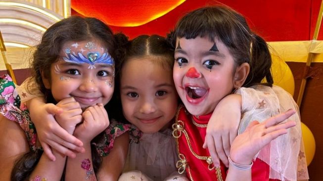 Potret Anak Artis di Ultah Ameena (Instagram/@vickyalaidrus) 