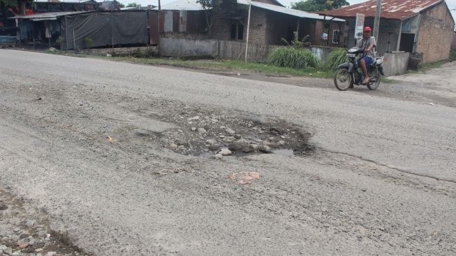 Jalan Haji Truk Kerap Melintas, Jalan Hancur Penuh Debu Bahaya bagi...