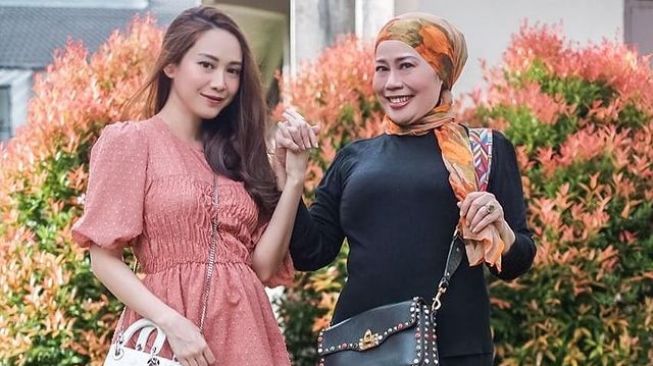 Potret Kedekatan Dewi Yull dan Menantu. (Instagram/dewiyullofficial)