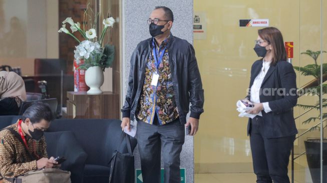 Mantan Kepala Bagian Umum Kantor Wilayah DJP Jakarta Selatan II Rafael Alun Trisambodo (tengah) bersiap menjalani pemeriksaan di Gedung KPK, Jakarta Selatan, Rabu (1/3/2023). [Suara.com/Alfian Winanto]