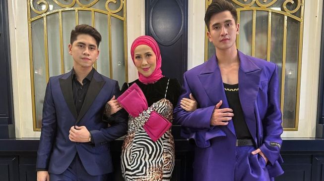 Venna Melinda digandeng dua putranya, Verrell Bramasta dan Athalla Naufal. [Instagram]