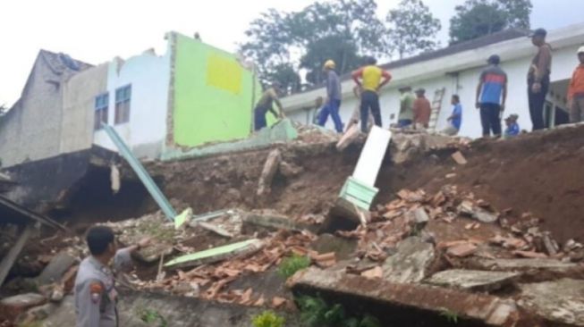 Tanah Longsor di Ulu Belu Tanggamus, Satu Rumah Warga Rusak Berat