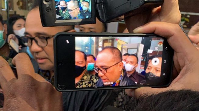 Pegawai pajak Kementerian Keuangan, Rafael Alun Trisambodo diperiksa KPK selama delapan jam di Jakarta Selatan, Rabu (1/3/2023). [Suara.com/Yaumal]
