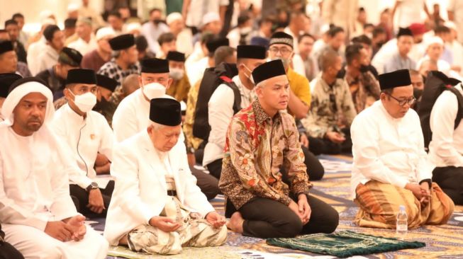 Ganjar Pranowo dan Wapres Ma'ruf Amin Salat Subuh Perdana di Masjid Sheikh Zayed