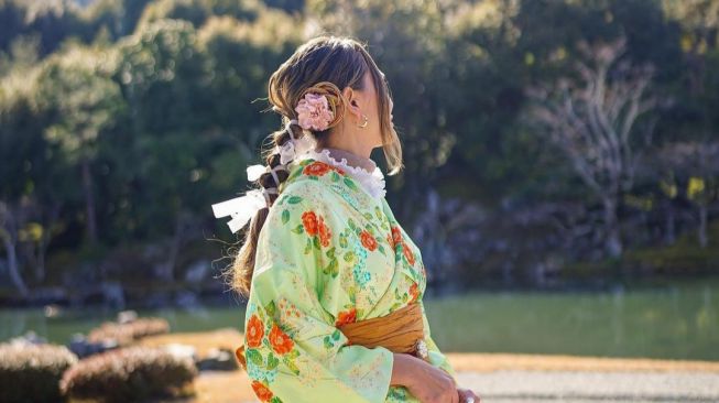 Potret Luna Maya Pakai Kimono di Jepang (Instagram/@lunamaya) 