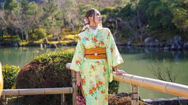 Potret Luna Maya Pakai Kimono di Jepang (Instagram/@lunamaya) 