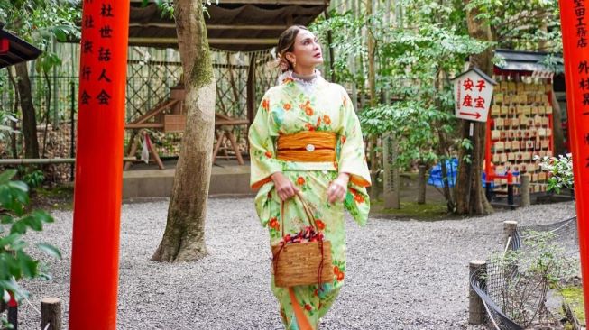 Potret Luna Maya Pakai Kimono di Jepang (Instagram/@lunamaya) 