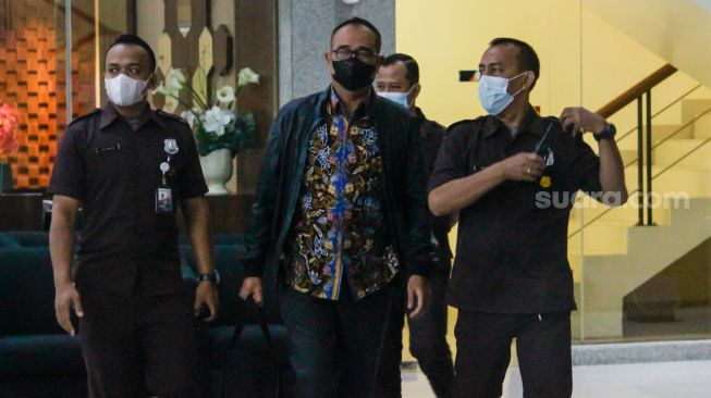 Mantan Kepala Bagian Umum Kantor Wilayah DJP Jakarta Selatan II Rafael Alun Trisambodo (kanan) usai menjalani pemeriksaan di Gedung KPK, Jakarta Selatan, Rabu (1/3/2023). [Suara.com/Alfian Winanto]