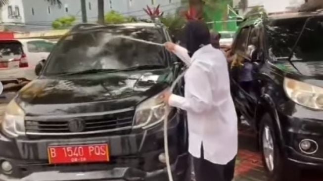 Aksi Cuci Mobil Dinas Banjir Cibiran, Hasto PDIP Justru Puji Mensos Risma: Pencitraan di Mana? Itu Keteladanan