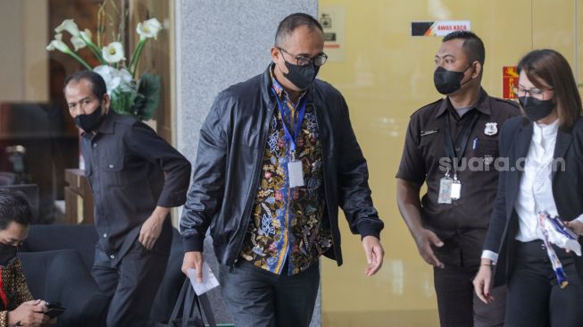 Mantan Kepala Bagian Umum Kantor Wilayah DJP Jakarta Selatan II Rafael Alun Trisambodo (tengah) bersiap menjalani pemeriksaan di Gedung KPK, Jakarta Selatan, Rabu (1/3/2023). [Suara.com/Alfian Winanto]