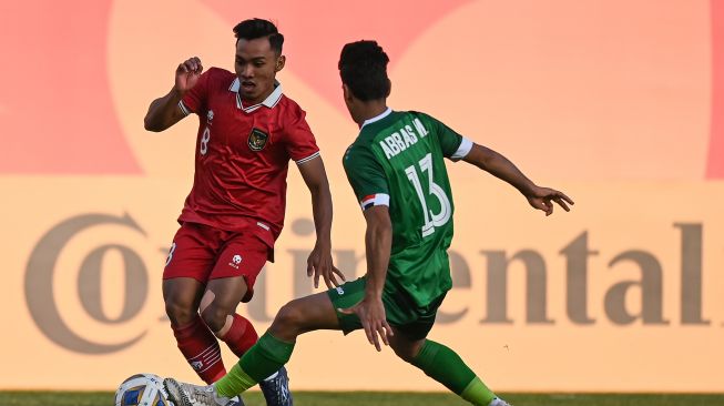 Pemain Timnas U-20 Indonesia Arkhan Fikri berebut bola dengan pemain Timnas U-20 Irak Abbas Majid pada laga kualifikasi Grup A Piala Asia U-20 di Stadion Lokomotiv, Tashkent, Uzbekistan, Rabu (1/3/2023).  ).  ANTARA FOTO/Sigid Kurniawan/foc. 