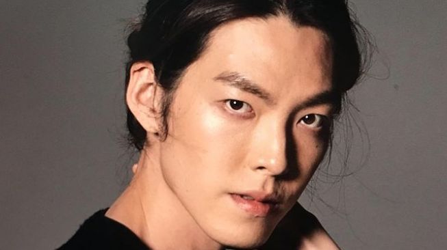 5 Potret Terbaru Kim Woo Bin, Rambut Gondrongnya Curi Perhatian Pecinta Drakor